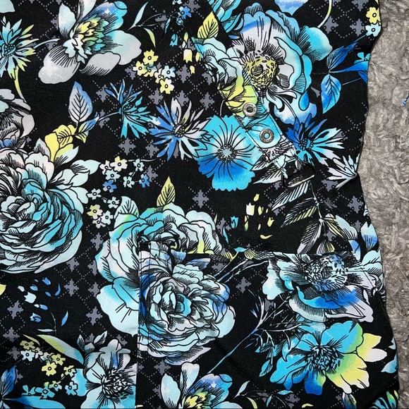 Dickies Brand Blue Floral Scrub Top - Picture 3 of 3